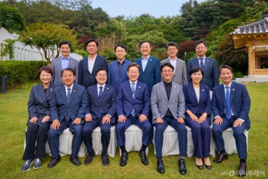 (서울=뉴스1) 허경 기자 = 이재명 대통령이 7일 서울 한남동 관저에서 더불어민주당 1·2기 지도부 등 의원들을 초청해 가진 만찬에 앞서 기념촬영을 하고 있다. (대통령실 제공. 재판매 및 DB 금지) 2025.6.7/뉴스1  Copyright (C) 뉴스1. All rights reserved. 무단 전재 및 재배포,  AI학습 이용 금지. /사진=(서울=뉴스1) 허경 기자