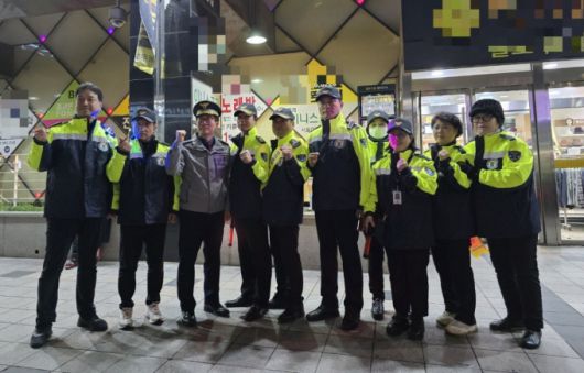 최인규 관악경찰서장(왼쪽 3번째)이 주민들과 함께 순찰 활동을 펼치는 모습. /사진제공=관악경찰서.