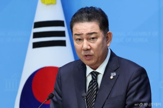 (서울=뉴스1) 안은나 기자 = 김병기 더불어민주당 의원이 5일 서울 여의도 국회 소통관에서 제22대 국회 제2기 민주당 원내대표 출마를 선언하고 있다. 2025.6.5/뉴스1  Copyright (C) 뉴스1. All rights reserved. 무단 전재 및 재배포,  AI학습 이용 금지.