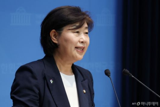 (서울=뉴스1) 더불어민주당 차기 원내대표 선거에 나서는 서영교 의원이 8일 오전 서울 여의도 국회 소통관에서 현안 관련 기자회견을 하고 있다. 2025.6.8/뉴스1  Copyright (C) 뉴스1. All rights reserved. 무단 전재 및 재배포,  AI학습 이용 금지.