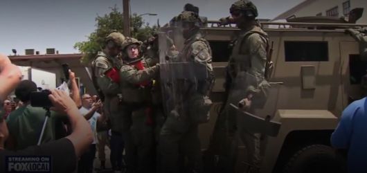 7일(현지시간) 미국 로스앤젤레스 카운티 보안관들이 캘리포니아주 파라마운트에서 불법 이민자 체포 작전을 벌이고 있는 ICE 요원들/ 사진=폭스뉴스 영상 캡처