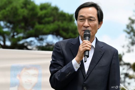 [광주=뉴시스] 우상호 (사)이한열기념사업회 이사장이 5일 오후 광주 북구 망월동 5·18구묘역에서 열린 제37주기 이한열 추모식에 참여해 인사말하고 있다. 2024.07.05.