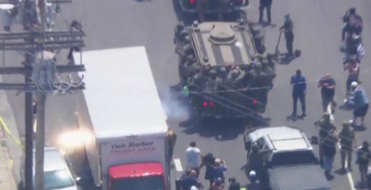 7일(현지시간) 미국 로스앤젤레스 카운티 보안관들이 캘리포니아주 파라마운트에서 불법 이민자 체포 작전을 벌이고 있는 ICE 요원들이 트럭을 타고 시내를 이동하고 있다. /사진=폭스뉴스 영상 캡쳐