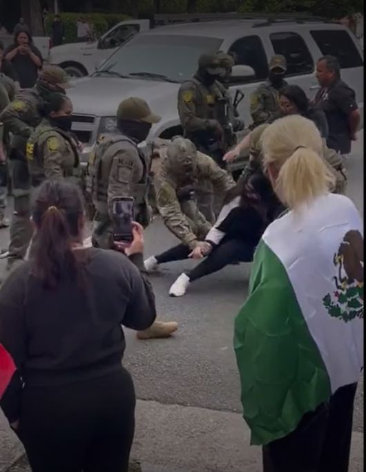 7일(현지시간) 미국 로스앤젤레스 카운티 보안관들이 캘리포니아주 파라마운트에서 시위대에 충돌한 가운데 한 여성을 체포하고 있다. /사진=폭스뉴스 영상 캡처