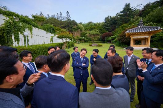 [서울=뉴시스] 최진석 기자 = 이재명 대통령이 7일 서울 한남동 대통령 관저에서 열린 더불어민주당 지도부 초청 만찬에 앞서 민주당 전현직 지도부와 대화를 나누고 있다. (사진=이재명 대통령 SNS 캡처) 2025.06.08.