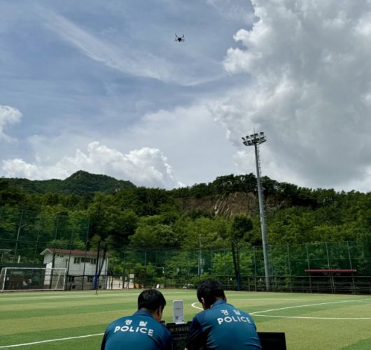 관악경찰서 소속 경찰관들이 순찰용 드론을 조종하고 있다./사진제공=관악경찰서.