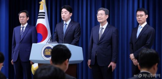 강훈식 대통령 비서실장이 8일 서울 용산구 대통령실 청사에서 수석급 인선 발표를 하고 있다.  이재명 대통령은 대통령실 정무수석비서관에 우상호 전 더불어민주당 비상대책위원장을, 민정수석비서관과 홍보수석비서관에 오광수 대륙아주 변호사와 이규연 전 JTBC 대표를 임명했다고 강 비서실장이 이날 브리핑을 통해 밝혔다.  왼쪽부터 우상호 정무수석, 강훈식 비서실장, 오광수 민정수석, 이규연 홍보수석. 2025.6.8/뉴스1  Copyright (C) 뉴스1. All rights reserved. 무단 전재 및 재배포,  AI학습 이용 금지.