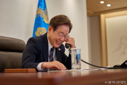 (서울=뉴스1) 허경 기자 = 이재명 대통령이 9일 서울 용산구 대통령실 청사 집무실에서 이시바 시게루 일본 총리와 전화 통화를 하고 있다. (대통령실 제공. 재판매 및 DB 금지) 2025.6.9/뉴스1  Copyright (C) 뉴스1. All rights reserved. 무단 전재 및 재배포,  AI학습 이용 금지. /사진=(서울=뉴스1) 허경 기자