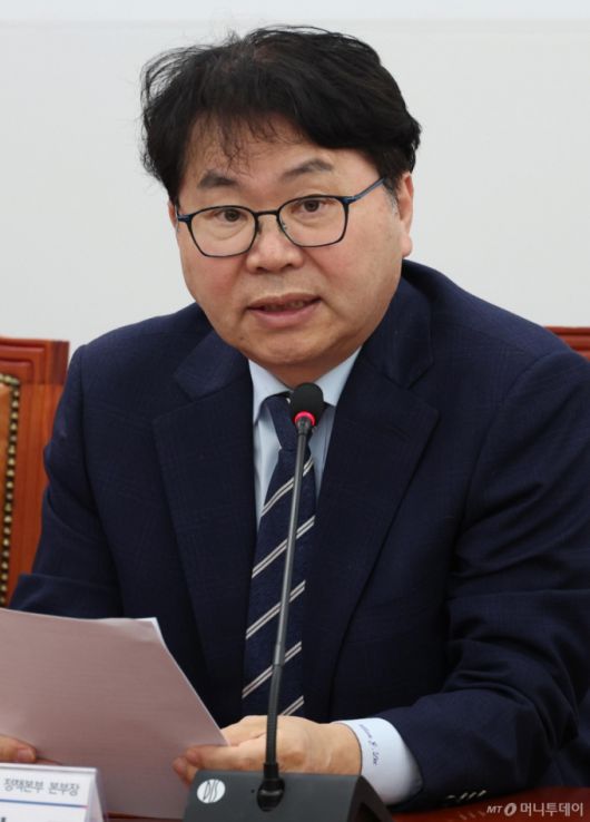 [서울=뉴시스] 조성봉 기자 = 이한주 더불어민주당 진짜 대한민국 중앙선대위 총괄선거대책본부 정책본부장이 12일 오전 서울 여의도 국회에서 열린 제21대 대통령선거 더불어민주당 10대 공약 기자간담회에서 발언을 하고 있다. 2025.05.12. suncho21@newsis.com /사진=조성봉