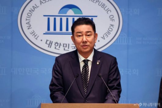 [서울=뉴시스] 조성봉 기자= 김병기  더불어민주당 의원이 5일 서울 여의도 국회 소통관에서 원내대표 출마를 선언하고 있다.(사진=김병기 의원실 제공) 2025.06.05.