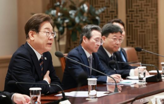 [서울=뉴시스] 고범준 기자 = 이재명 대통령이 9일 서울 용산구 대통령실 청사에서 열린 2차 비상경제점검 태스크포스(TF)회의를 주재하고 있다. 2025.06.09. bjko@newsis.com /사진=고범준