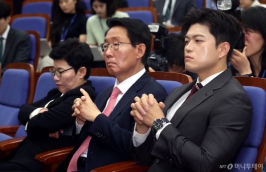 [서울=뉴시스] 조성봉 기자= 김용태 국민의힘 비상대책위원장이 5일 오전 서울 여의도 국회에서 열린 의원총회에서 굳은 표정을 짓고 있다. 왼쪽부터 임이자 의원, 김상훈 정책위의장. 김 비대위원장. 2025.06.05. suncho21@newsis.com /사진=조성봉