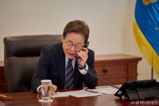 (서울=뉴스1) 허경 기자 = 이재명 대통령이 9일 서울 용산구 대통령실 청사 집무실에서 이시바 시게루 일본 총리와 전화 통화를 하고 있다. (대통령실 제공. 재판매 및 DB 금지) 2025.6.9/뉴스1  Copyright (C) 뉴스1. All rights reserved. 무단 전재 및 재배포,  AI학습 이용 금지. /사진=(서울=뉴스1) 허경 기자