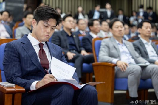 (서울=뉴스1) 이재명 기자 = 김용태 국민의힘 비상대책위원장이 9일 오후 서울 여의도 국회에서 열린 의원총회에서 발언 자료를 살펴보고 있다. 2025.6.9/뉴스1  Copyright (C) 뉴스1. All rights reserved. 무단 전재 및 재배포,  AI학습 이용 금지. /사진=(서울=뉴스1) 이재명 기자