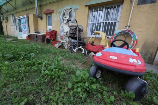 ▲저출산 고령화의 영향으로 폐원한 어린이집 놀이터가 잡초로 뒤덮여 있다./사진=뉴시스