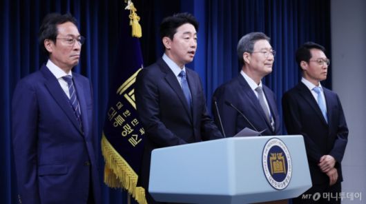 (서울=뉴스1) 박지혜 기자 = 강훈식 대통령 비서실장이 8일 서울 용산구 대통령실 청사에서 수석급 인선 발표를 하고 있다.  이재명 대통령은 대통령실 정무수석비서관에 우상호 전 더불어민주당 의원을, 민정수석비서관과 홍보수석비서관에 오광수 대륙아주 변호사와 이규연 전 JTBC 대표를 임명했다고 강 비서실장이 이날 브리핑을 통해 밝혔다.  왼쪽부터 우상호 전 의원, 강훈식 비서실장, 오광수 변호사, 이규연 전 JTBC 대표. 2025.6.8/뉴스1  Copyright (C) 뉴스1. All rights reserved. 무단 전재 및 재배포,  AI학습 이용 금지. /사진=(서울=뉴스1) 박지혜 기자