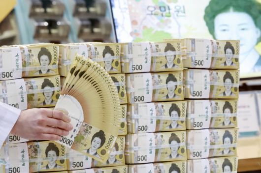 (서울=뉴스1) 민경석 기자 = 기준금리 인하와 유동성 공급 등으로 시중에 풀린 현금이 사상 처음 200조 원 돌파를 눈앞에 두게 됐다.  19일 한국은행에 따르면 지난달 말 화폐발행잔액은 전월 대비 6조 4463억 원 증가한 199조 5982억 원으로, 이 중 5만원권은 금액 기준 89%, 장수 기준 49%를 차지했다.  이날 서울 중구 하나은행 위변조대응센터에서 직원이 5만원권을 펼쳐 보이고 있다. 2025.2.19/뉴스1  Copyright (C) 뉴스1. All rights reserved. 무단 전재 및 재배포,  AI학습 이용 금지. /사진=(서울=뉴스1) 민경석 기자