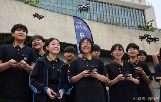 [서울=뉴시스] 김금보 기자 = 14일 서울 강서구 코엑스마곡에서 열린 '드론산업 얼라이언스 창립총회'에서 학생들이 드론 조종 체험을 하고 있다. 2025.05.14. kgb@newsis.com /사진=김금보