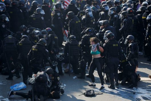 2025년 6월 8일, 미국 캘리포니아주 로스앤젤레스 시내에서 연방 이민 단속에 반대하는 시위 중 경찰이 시위자들을 체포하고 있다. /로이터=뉴스1