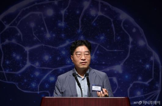 이원동 메가존클라우드 AIR 부문 유닛장이 10일 서울 중구 프레스센터에서 열린 머니투데이 주최 '제5회 K클라우드·AX 프론티어 컨퍼런스'에서 '효과적인 생성형AI 도입 전략'에 대해 강연을 하고 있다. /사진=김창현 chmt@