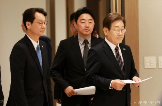 [서울=뉴시스] 고범준 기자 = 이재명 대통령이 9일 서울 용산구 대통령실 청사에서 열린 2차 비상경제점검 태스크포스(TF)회의에 입장하고 있다. 2025.06.09. bjko@newsis.com /사진=고범준