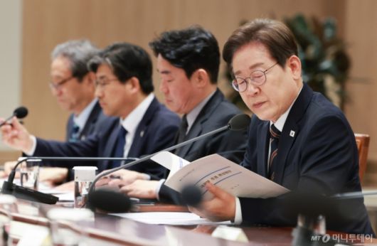 [서울=뉴시스] 고범준 기자 = 이재명 대통령이 9일 서울 용산구 대통령실 청사에서 열린 2차 비상경제점검 태스크포스(TF)회의를 주재하며 자료를 살펴보고 있다. 2025.06.09. bjko@newsis.com /사진=고범준