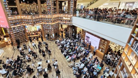 한낮 체감온도가 35도 안팎으로 오르는 등 연일 무더위가 이어지고 있는 지난해 8월 경기도 수원시 장안구 '스타필드 수원' 별마당도서관을 찾은 시민들이 콘서트를 관람하며 더위를 피하고 있다. /사진제공=뉴시스