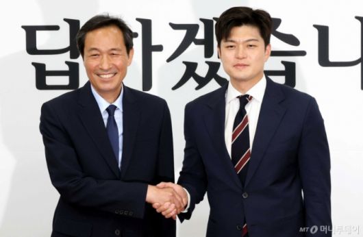 [서울=뉴시스] 조성봉 기자= 김용태 국민의힘 비상대책위원장이 10일 오후 서울 여의도 국회에서 우상호 대통령실 정무수석을 접견하며 악수하고 있다. 2025.06.10. suncho21@newsis.com /사진=조성봉