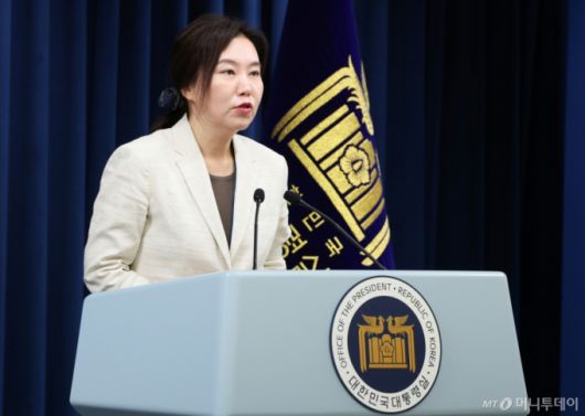 (서울=뉴스1) 허경 기자 = 강유정 대통령실 대변인이 10일 서울 용산구 대통령실 청사에서 국민추천제 관련 브리핑을 하고 있다. 강 대변인은 브리핑을 통해 국민들로부터 일주일간 장차관 등 인사추천을 받는다고 밝혔다. 2025.6.10/뉴스1  Copyright (C) 뉴스1. All rights reserved. 무단 전재 및 재배포,  AI학습 이용 금지. /사진=(서울=뉴스1) 허경 기자