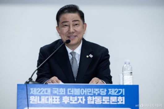 (서울=뉴스1) 이재명 기자 = 김병기 더불어민주당 원내대표 후보가 10일 오후 서울 여의도 국회 의원회관에서 열린 제22대 국회 민주당 제2기 원내대표 선출 합동토론회에서 기조연설을 하고 있다. 2025.6.10/뉴스1  Copyright (C) 뉴스1. All rights reserved. 무단 전재 및 재배포,  AI학습 이용 금지.