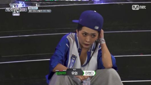 리에하타의 안무를 보는 허니제이. /사진=Mnet '월드 오브 스트릿우먼파이터' 캡처