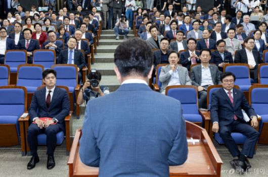 김용태 국민의힘 비상대책위원장을 비롯한 의원들이 9일 오후 서울 여의도 국회에서 열린 의원총회에서 권성동 원내대표의 발언을 듣고 있다. 2025.6.9/사진=뉴스1  /사진=(서울=뉴스1) 이재명 기자