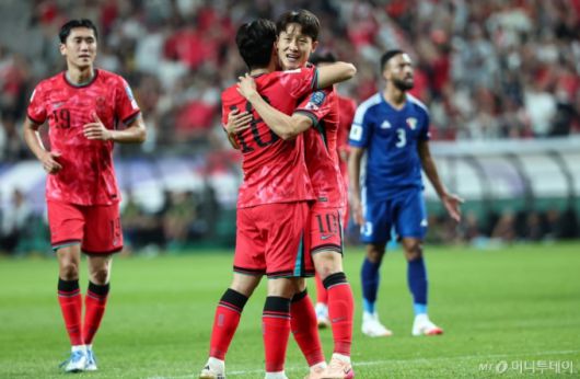 (서울=뉴스1) 김도우 기자 = 10일 오후 서울 마포구 상암동 서울월드컵경기장에서 열린 2026 국제축구연맹(FIFA) 북중미 월드컵 아시아 3차 예선 B조 10차전 대한민국과 쿠웨이트의 경기, 대한민국 이재성이 골을 넣고 기뻐하고 있다. 2025.6.10/뉴스1  Copyright (C) 뉴스1. All rights reserved. 무단 전재 및 재배포,  AI학습 이용 금지. /사진=(서울=뉴스1) 김도우 기자