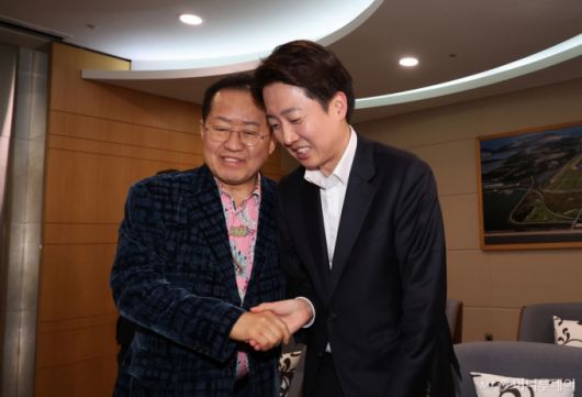 홍준표 전 대구시장이 10일 오후 인천국제공항 제1여객터미널에서 미국 출국을 앞두고 배웅온 이준석 개혁신당 대선후보와 악수를 나누고 있다. 2025.05.10. /사진=뉴시스 /사진=이영환