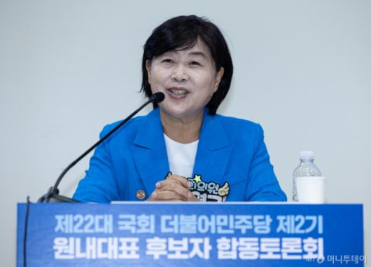 (서울=뉴스1) 이재명 기자 = 서영교 더불어민주당 원내대표 후보가 10일 오후 서울 여의도 국회 의원회관에서 열린 제22대 국회 민주당 제2기 원내대표 선출 합동토론회에서 기조연설을 하고 있다. 2025.6.10/뉴스1  Copyright (C) 뉴스1. All rights reserved. 무단 전재 및 재배포,  AI학습 이용 금지.