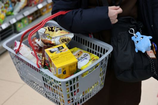 지난 1월 2일 서울 시내의 한 대형마트에서 외국인 관광객이 과자를 구매하는 모습. / 사진 = 뉴스1