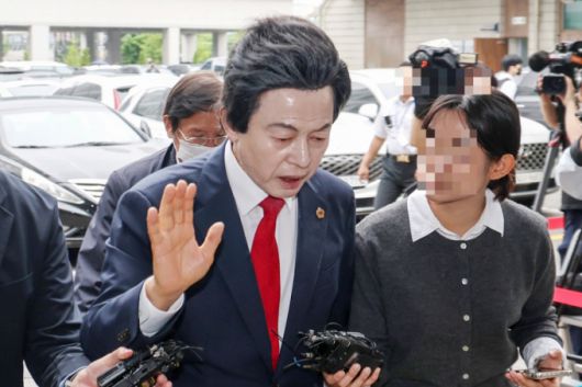 성추행, 사기 등 혐의를 받는 허경영 국가혁명당 명예대표가 지난 5월 경기 의정부시 의정부지방법원에서 열린 영장실질심사에 출석하는 모습. /사진=뉴스1