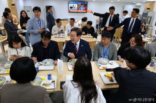 [서울=뉴시스] 최진석 기자 = 이재명 대통령이 11일 서울 용산 대통령실 기자식당에서 출입기자들과 식사를 하고 있다. 2025.06.11. myjs@newsis.com /사진=최진석