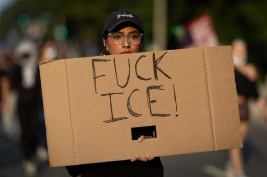 10일(현지시간) 일리노이주 시카고에서 이민자 권리를 옹호하는 시위자가 거리행진에 참여하며 '엿먹어라, ICE(이민세관단속국)'라고 적힌 팻말을 들고 있다./AFPBBNews=뉴스1