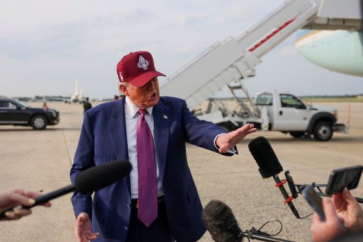 도널드 트럼프 미국 대통령이 10일(현지시간) 미국 메릴랜드 주 앤드루스 기지에서 취재진에게 발언 중인 모습./로이터=뉴스1