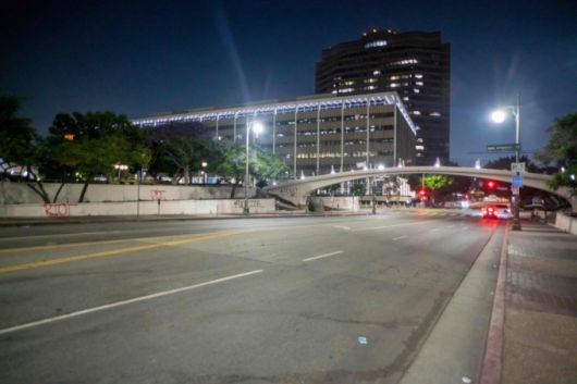 10일(현지시간) 로스앤젤레스에서 연방 이민단속 작전에 반대하는 시위가 며칠째 이어지면서 심야 통행금지령이 발효된 가운데 연방 건물 근처에 텅 빈 거리가 보인다. 카렌 배스 LA시장은 며칠 간의 불안 끝에 "기물 파손을 막고 약탈을 막기 위해" 오후 8시부터 오전 6시까지 시내 일부 지역에서 통행 금지령을 내렸다./AFPBBNews=뉴스1