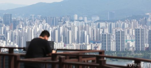 [서울=뉴시스] 김진아 기자 = 6월 첫 주 서울의 아파트 매매가격이 강남3구(강남·서초·송파) 등 선호지역을 중심으로 18주 연속 상승세를 이어갔다. 5일 한국부동산원의 전국 주간 아파트가격 동향 조사 결과에 따르면 지난 2일 기준 전국 아파트 매매가격(-0.02%→0.00%)은 하락에서 보합으로 전환됐으며 수도권(0.03%→0.05%)은 상승폭이 커졌다. 서울(0.16%→0.19%)도 강남3구 등을 중심으로 오르며 상승폭이 커졌다. 사진은 5일 서울 시내 아파트. 2025.06.05. bluesoda@newsis.com /사진=김진아