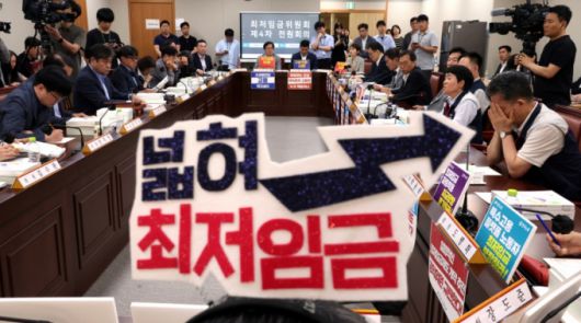 지난 10일 세종시 정부세종청사에서 열린 최저임금위원회 4차 전원회의에서 한 근로자 위원이 머리띠가 눈길을 끌고 있다. /사진=뉴시스.