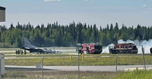 11일 미국 알래스카에서 훈련 중이던 한국의 KF-16 전투기가 이륙 과정에서 파손된 상태로 미국 아일슨 공군기지 활주로에 있는 모습. / 사진=페이스북(Facebook)