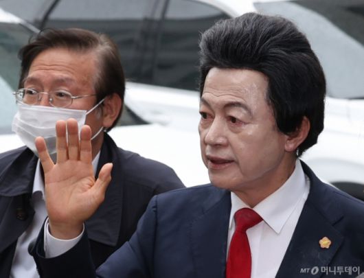 [의정부=뉴시스] 조수정 기자 = 신도 성추행·사기 등 혐의를 받는 허경영 국가혁명당 명예대표가 16일 오후 경기 의정부시 의정부 지방법원에서 열린 영장실질심사에 출석하고 있다. 2025.05.16. chocrystal@newsis.com /사진=조수정