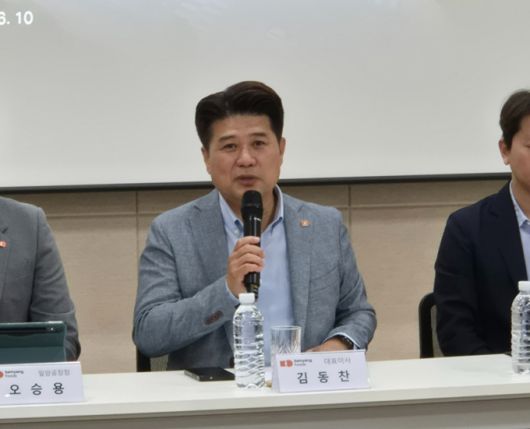 김동찬 삼양식품 대표이사가 10일 경남 밀양공장에서 열린 미디어데이에서 밀양2공장에 대해 설명하고 있다./사진=유예림 기자