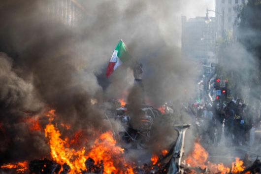 (LA AFP=뉴스1) 신기림 기자 = 8일(현지시간) 미국 캘리포니아주 로스앤젤레스(LA)에서 한 남성이 자동차 위에 서서 멕시코 국기를 흔들고 있다. 도널드 트럼프 대통령의 행정부가 LA에서 일련의 불법 이민자 단속에 나서면서 이틀 동안 경찰, 주방위군과 시위대 사이 물리적 충돌이 이어졌다.   ⓒ AFP=뉴스1  Copyright (C) 뉴스1. All rights reserved. 무단 전재 및 재배포,  AI학습 이용 금지. /사진=(LA AFP=뉴스1) 신기림 기자