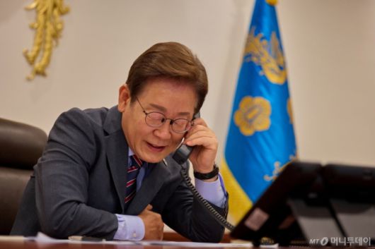 [서울=뉴시스] 이재명 대통령이 12일 서울 용산구 대통령실 청사 집무실에서 르엉 끄엉 베트남 국가주석과 전화 통화를 하고 있다. (사진=대통령실 제공) 2025.06.12. photo@newsis.com *재판매 및 DB 금지 /사진=