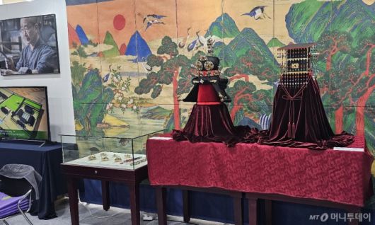 12일 경북 경주 보문단지에 위치한 경주화백컨벤션센터에서 열린 '2025 세계국가유산산업전' 현장에 전시되어 있는 조선시대 왕과 왕비의 의복. / 사진 = 오진영 기자