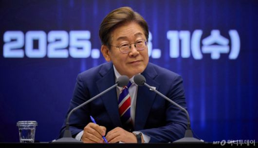 (서울=뉴스1) 박지혜 기자 = 이재명 대통령이 지난 11일 서울 영등포구 한국거래소에서 열린 주식시장 불공정거래 근절을 위한 현장 간담회에서 참석자의 질문을 경청하고 있다. (이재명 대통령 SNS. 재판매 및 DB 금지) 2025.6.12/뉴스1  Copyright (C) 뉴스1. All rights reserved. 무단 전재 및 재배포,  AI학습 이용 금지. /사진=(서울=뉴스1) 박지혜 기자